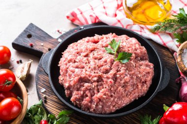 Kıyma ve malzemeler.