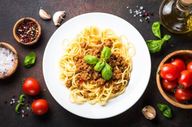 Spagetti bolognese karanlık taş masada.