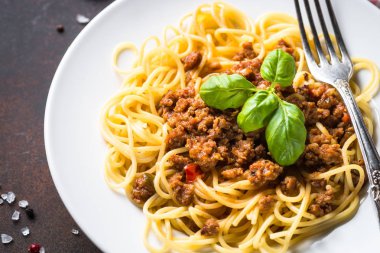 Spagetti bolognese karanlık taş masada.