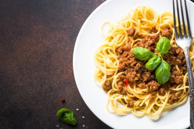 Spagetti bolognese karanlık taş masada.