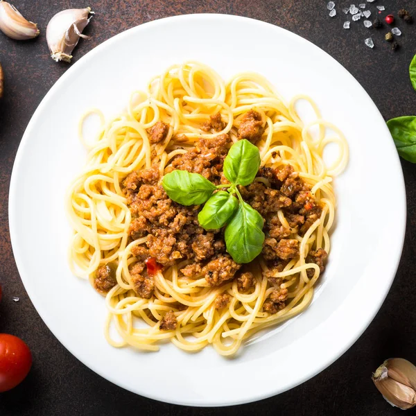 Spaghetti boloñesa sobre mesa de piedra oscura . — Foto de Stock