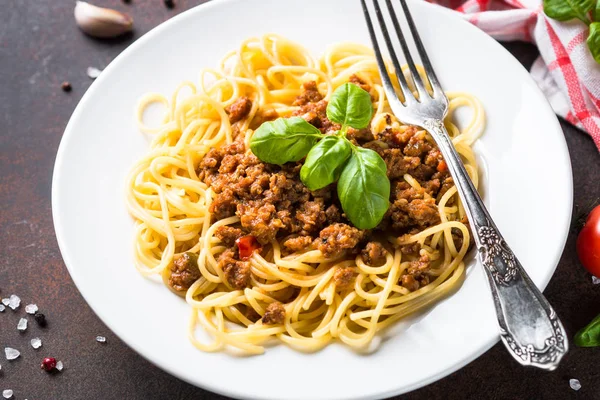 Spaghetti boloñesa sobre mesa de piedra oscura . — Foto de Stock