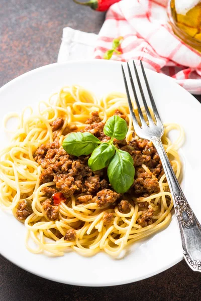 Spagetti bolognese karanlık taş masada. — Stok fotoğraf