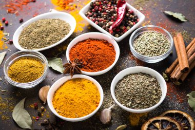 Karanlık taş tablosundaki çeşitli baharat seti.