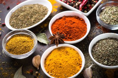 Karanlık taş tablosundaki çeşitli baharat seti.