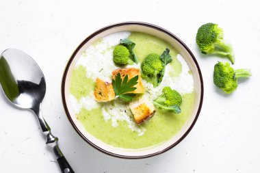 Brokoli ile yeşil çorba püre.