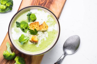 Brokoli ile yeşil çorba püre.