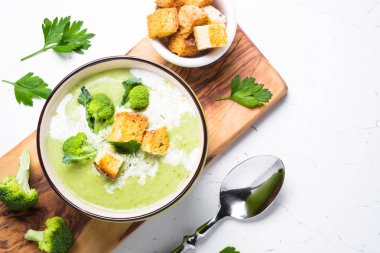 Brokoli ile yeşil çorba püre.