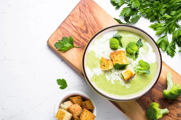 Zelená polévka pyré s brokolicí. — Stock fotografie