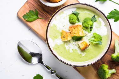 Brokoli ile yeşil çorba püre.