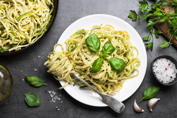 Nudelspaghetti mit Zucchini-Basilikum und Käse auf Schwarz. — Stockfoto