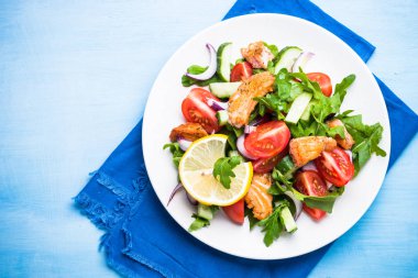 Somon ve sebzeli taze salata..