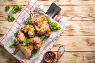 Kızarmış tavuk kanadı..