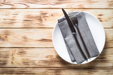 Beyaz tabak peçete ve çatal bıçak takımı