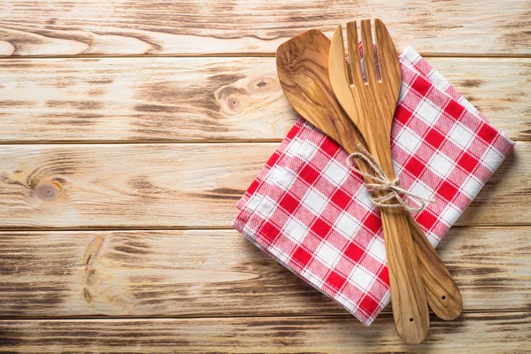 Küchentisch mit Geschirr und Tischdecke. — Stockfoto