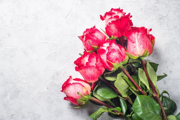 Bouquet de fleurs de rose rouge sur table en pierre . — Photo