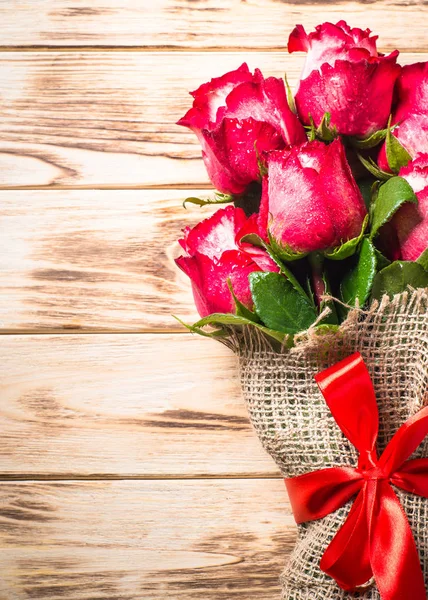 Rosa roja sobre mesa de madera . — Foto de Stock