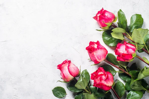 Rosa roja y caja de regalo en mesa de madera . — Foto de Stock