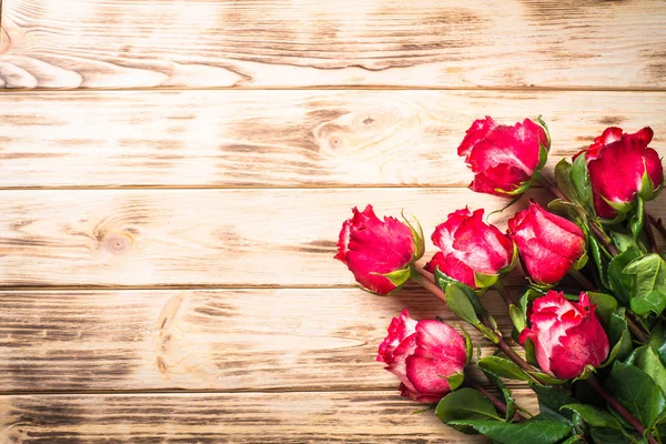 Rosa roja sobre mesa de madera . — Foto de Stock