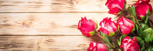 Rosa roja sobre mesa de madera . — Foto de Stock