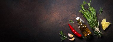 Baharat otlar ve zeytinyağı karanlık paslı taş tablo seçimi