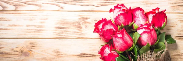 Rosa roja sobre mesa de madera . — Foto de Stock