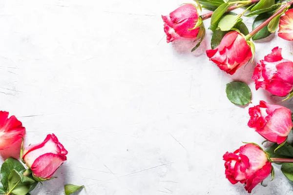 Ramo de flores de rosa roja en la mesa de piedra . — Foto de Stock