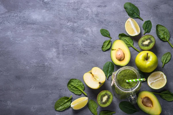 石工の瓶や食材で健康的な緑のスムージー. — ストック写真