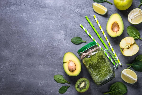 Healthy green smoothie in mason jar and ingredients. — Stock Photo, Image