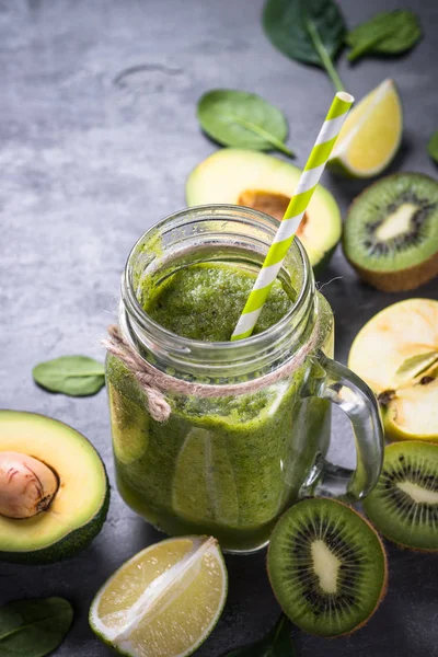 Healthy green smoothie in mason jar and ingredients. — Stock Photo, Image