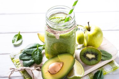 Mason kavanoza yeşil smoothie.