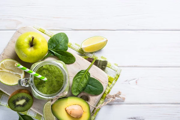 Green food background. Fresh fruit and smoothie on the table. — Stock Photo, Image