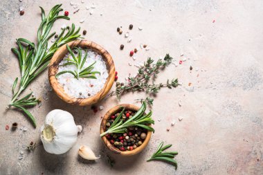 Arka plan - kekik, biberiye, karabiber ve deniz baharat ve otlar sa