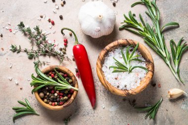 Baharat ve otlar arka plan - zeytin yağı biberiye taş masada.