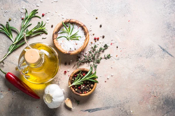 Fondo de especias y hierbas - romero de aceite de oliva sobre mesa de piedra . — Foto de Stock