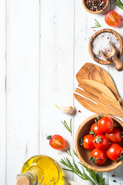 Fondo alimenticio sobre mesa de madera blanca . — Foto de Stock