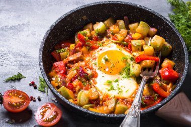 ile sebze kızarmış yumurta.