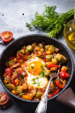 ile sebze kızarmış yumurta.