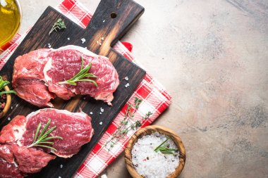 Otlar ile ham sığır eti biftek. Üstten Görünüm.