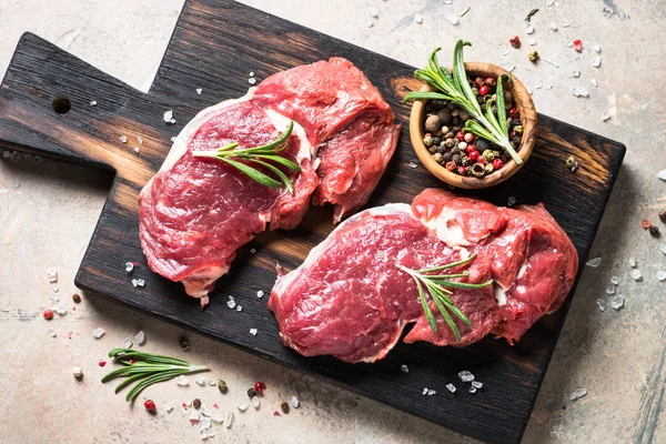 Roh-Rindersteak mit Kräutern. — Stockfoto