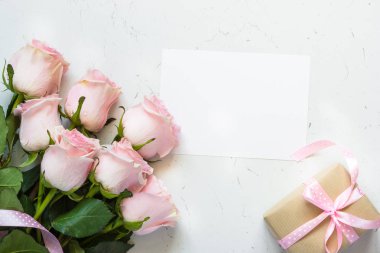 Pembe Gül, beyaz taş masada.