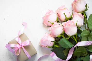 Pembe Gül, beyaz taş masada.