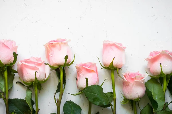 Rosa Rose am Tisch aus weißem Stein. — Stockfoto