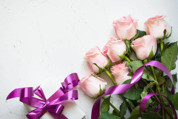 Рожева троянда на білому кам'яному столі . — стокове фото