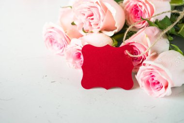 Pembe Gül, beyaz taş masada.