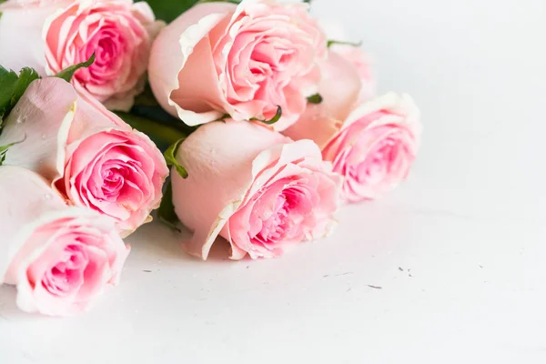 Różowy kwiat róży o biały kamienny stół. — Zdjęcie stockowe