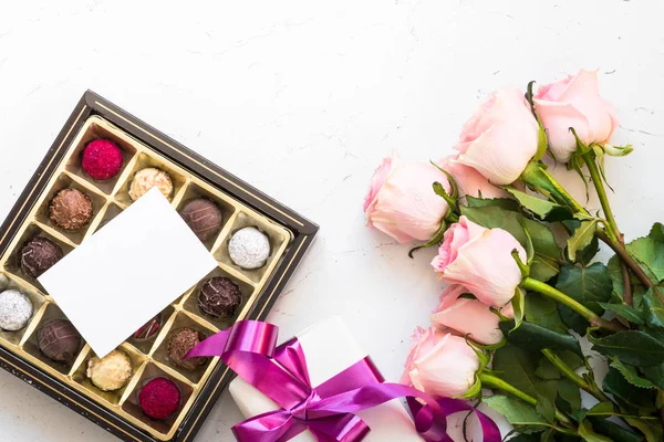 Pink rose present and truffle — Stock Photo, Image