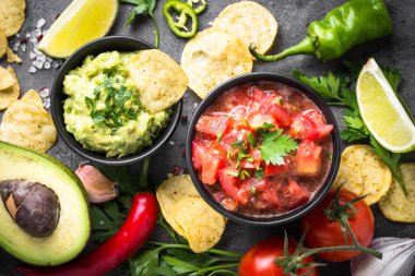 Casual yemek parti Guakamole, salsa, cips sosu.