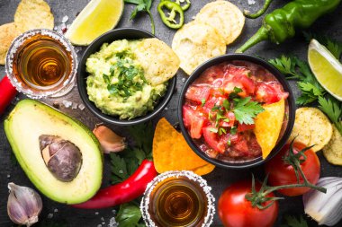 Casual yemek parti sos Guakamole, salsa, cips ve tequi