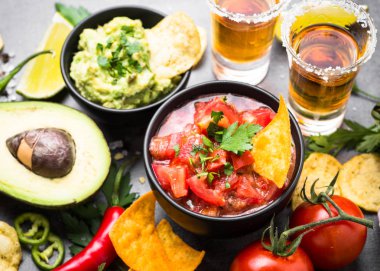 Casual yemek parti sos Guakamole, salsa, cips ve tequi